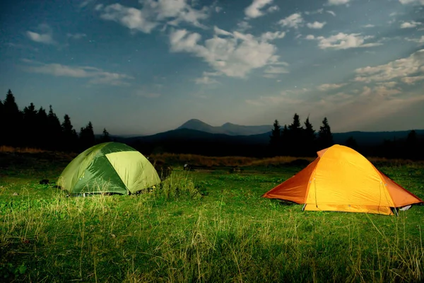 Twp は夜のフィールドでテントのキャンプ場をライトアップ — ストック写真