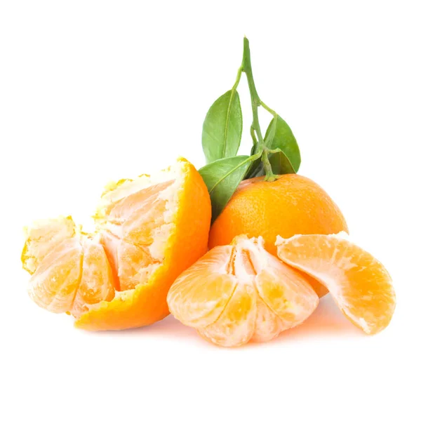 Narancssárga Mandarin Zöld Levelekkel Elszigetelt Fehér Background — Stock Fotó
