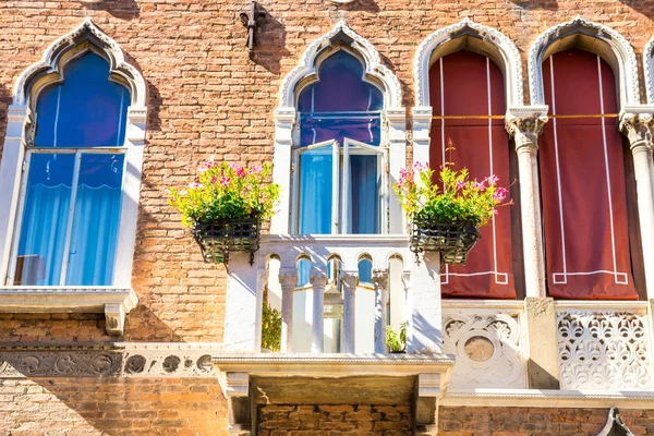 Facade Old Building Typical Venetian Windows White Balkony Flower Pots — Stock Photo, Image