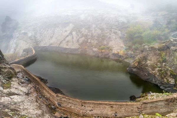 Natur Berglandskap Kanarieöarna Med Stenar Och Sjön Kuvertering Tät Dimma — Stockfoto