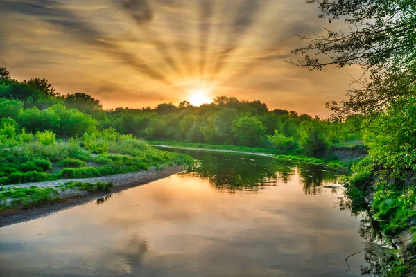 Günbatımı Nehri Üzerinde Güneş Işınları Yeşil Ağaçlar Dramatik Gökyüzü Bulutlar — Stok fotoğraf