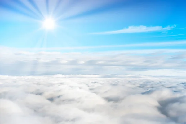 Cielo Blu Nuvole Bianche Con Raggi Sole Vista Dall Aereo — Foto Stock