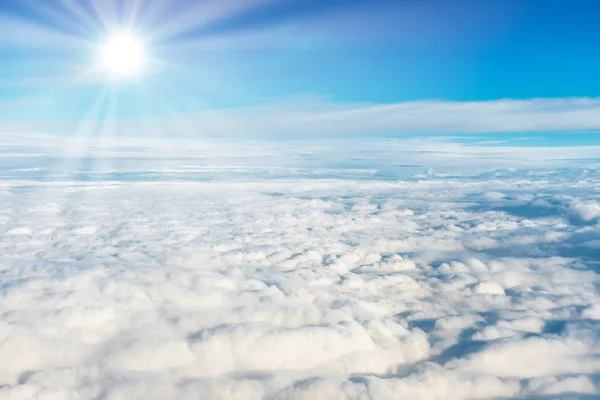 Blauer Himmel Und Weiße Wolken Mit Sonnenstrahlen Blick Aus Dem — Stockfoto