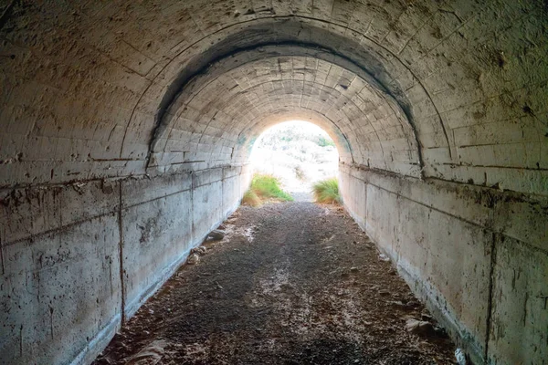 Túnel Vacío Abandonado Oscuro Con Luz Brillante Final — Foto de Stock