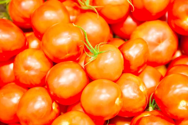 蔬菜市场上成堆的红色西红柿 可用作食品背景 — 图库照片