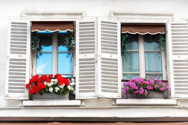 Paříž Windows Květinami Ulici Montmartre — Stock fotografie