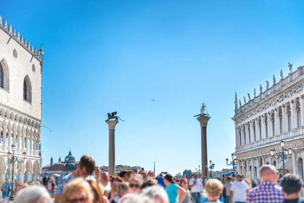 威尼斯圣马可广场上的游客人潮 — 图库照片