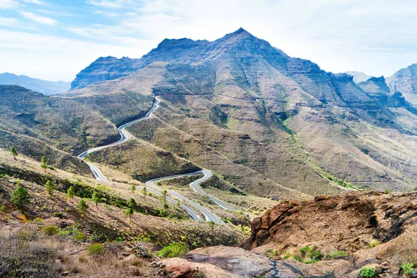 Krajobraz Przyrody Wyspy Kanaryjskiej Pasmem Górskim Zielonymi Wzgórzami Zakrzywioną Drogą — Zdjęcie stockowe