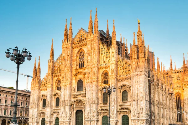 Γοτθικός Καθεδρικός Ναός Duomo Στο Ηλιοβασίλεμα Στην Πλατεία Στο Μιλάνο — Φωτογραφία Αρχείου