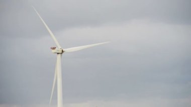 Enerji kanat güç türbin günbatımı gökyüzü arka plan üzerinde döner. Tam Hd ayak