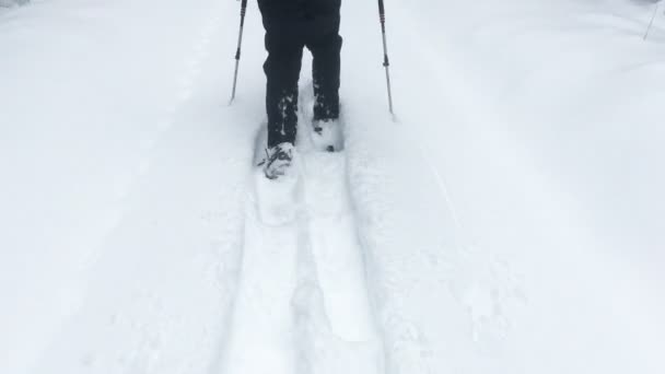 穿雪鞋走在白雪上的人 关闭雪鞋徒步的镜头 — 图库视频影像