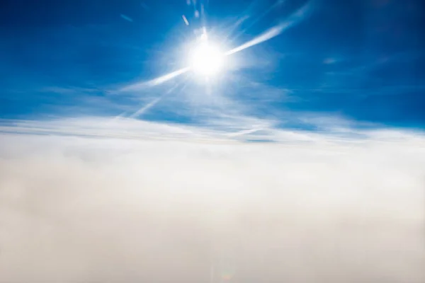 Vue paysage nuageux avec ciel bleu et nuages — Photo