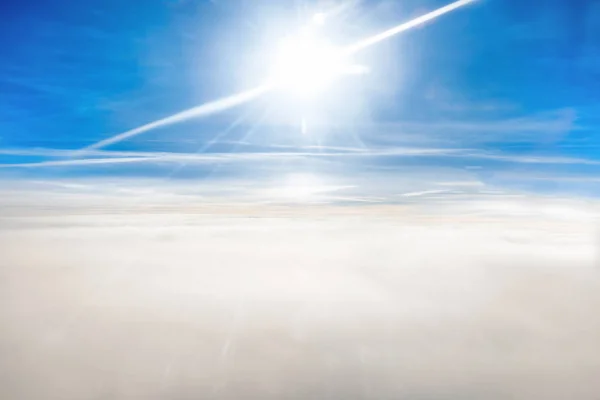 Molnlandskap vy med blå himmel och moln — Stockfoto