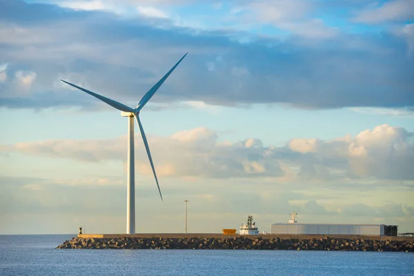 Moinho de vento na borda do quebra-mar — Fotografia de Stock