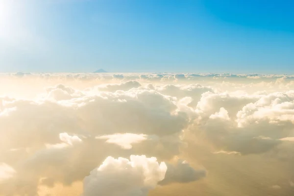 Avião vista de nuvens, oceano e sol brilhante — Fotografia de Stock