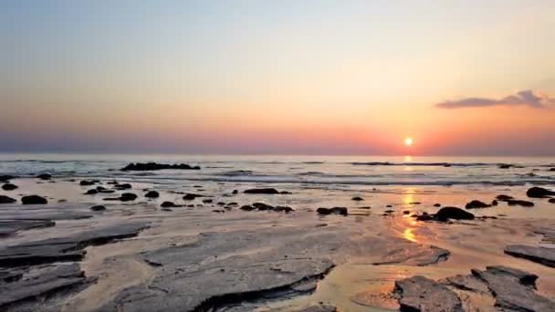 Imágenes Lapso Tiempo Del Océano Con Sol Fondo — Vídeo de stock