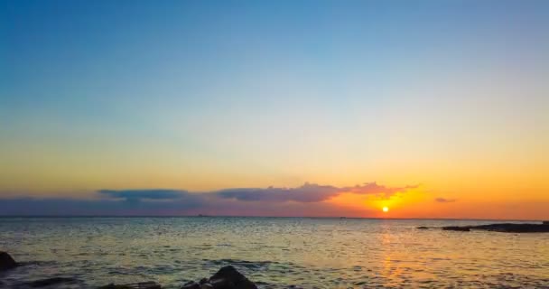 Tijd Lapse Beelden Van Oceaan Met Zon Achtergrond — Stockvideo