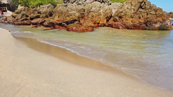 Okyanus Dalgaları Ile Kum Plajındaki Kayalık Sahil Şeridi — Stok video