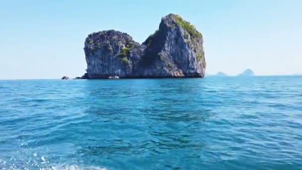 Vista Distância Ilha Pedra Oceano Azul — Vídeo de Stock