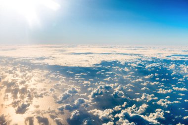 Mavi gökyüzü, beyaz bulutlar ve yapraklara güzel airview