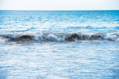 Deniz manzarası ile dalga ön plan üzerinde