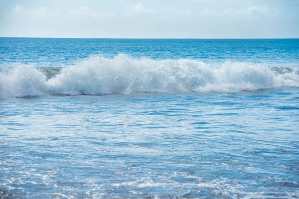 Deniz manzarası ile dalga ön plan üzerinde — Stok fotoğraf