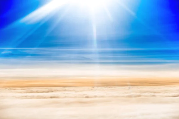 Прекрасний вид з блакитним небом, білими хмарами та сонячними променями — стокове фото