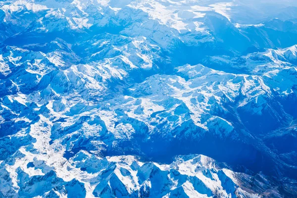 雪でおおわれた山の飛行機ビュー — ストック写真