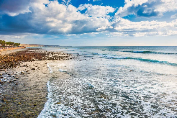 Costa pedregosa y playa en Maspalomas —  Fotos de Stock