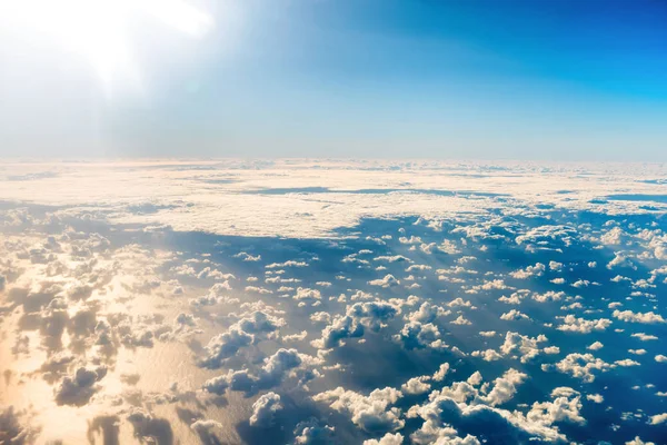 Vackra airview med blå himmel, vita moln och solstrålar — Stockfoto