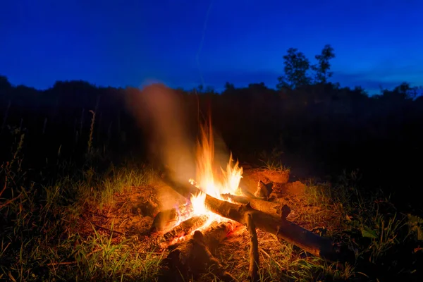 たき火でオレンジ大火 — ストック写真