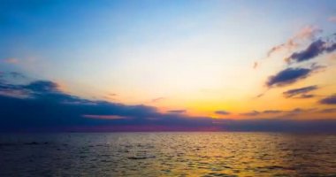 Zaman atlamalı görüntüleri arka plan üzerinde güneş ile okyanus 