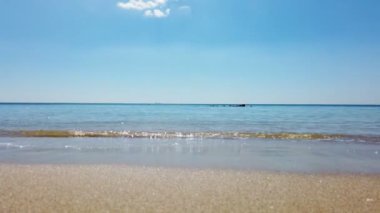 Sandy beach ve dalgalı okyanus güzel 