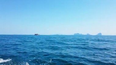 Mavi dalgalı okyanus tam kare görüntü 