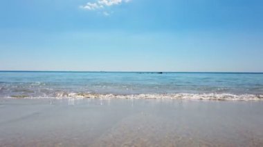 Sandy beach ve dalgalı okyanus güzel 