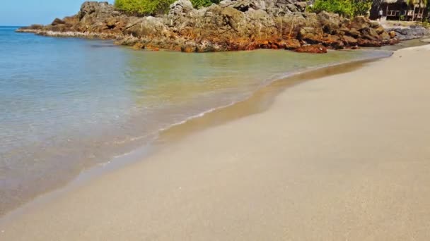 Okyanus Dalgaları Ile Kum Plajındaki Kayalık Sahil Şeridi — Stok video