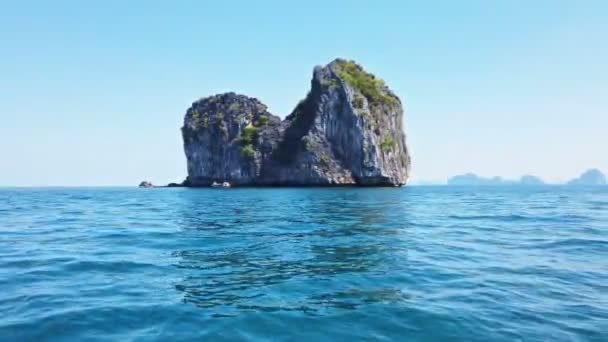 Μακρινή Θέα Πέτρα Του Νησιού Στο Μπλε Του Ωκεανού — Αρχείο Βίντεο