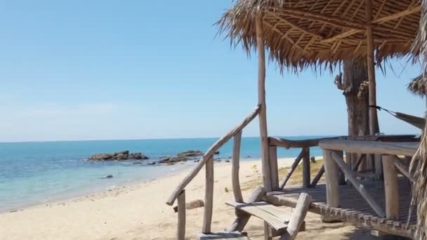 在热带岛屿上的岩石和木制楼梯到平房的沙滩上 — 图库视频影像