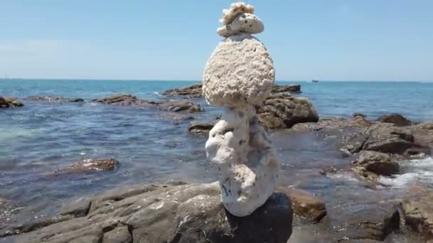 在石质海滩和海背景的禅宗石头平衡 — 图库视频影像
