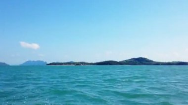 Deniz tekne ve Adaları boyunca beyaz köpük dalgalar ile arka plan üzerinde yelken.