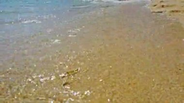 Güzel kum plaj ve mavi deniz suyu ile tropik adada beyaz sörf.