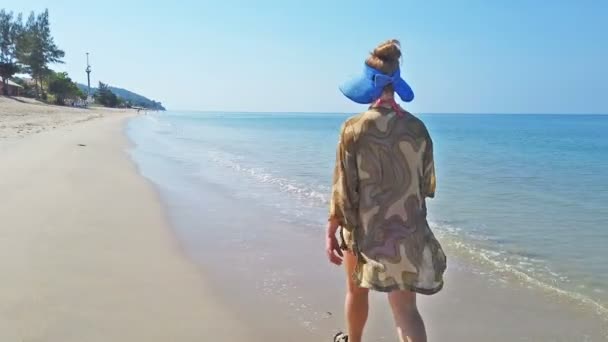 Kvinnan Promenader Strand Med Gul Sand Och Hav Vatten — Stockvideo