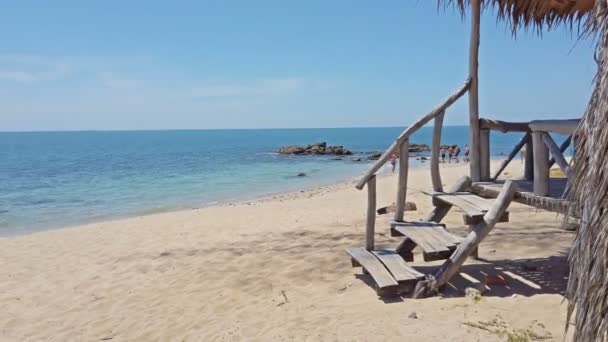 Vista Sulla Spiaggia Sabbia Con Rocce Sull Isola Tropicale Scala — Video Stock