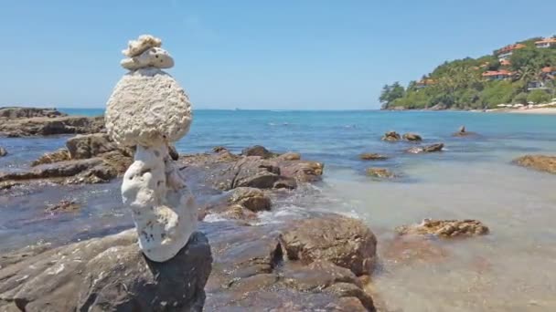 Zen Steine Balancieren Steinigen Strand Und Auf Dem Meeresgrund — Stockvideo