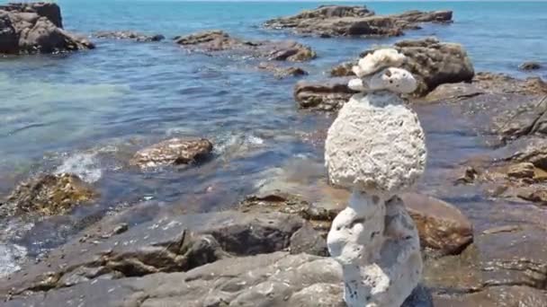 Zen Stenen Evenwicht Stenige Strand Zee Achtergrond — Stockvideo