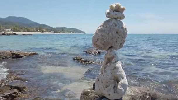 Zen Steine Balancieren Steinigen Strand Und Auf Dem Meeresgrund — Stockvideo