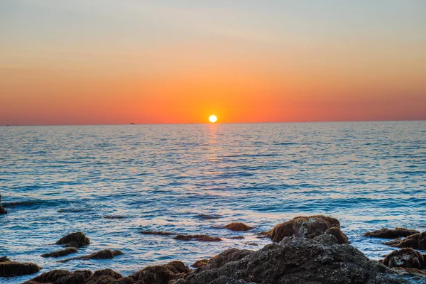 Beau Paysage Coucher Soleil Coloré Avec Plage Sable Soleil Doré — Photo