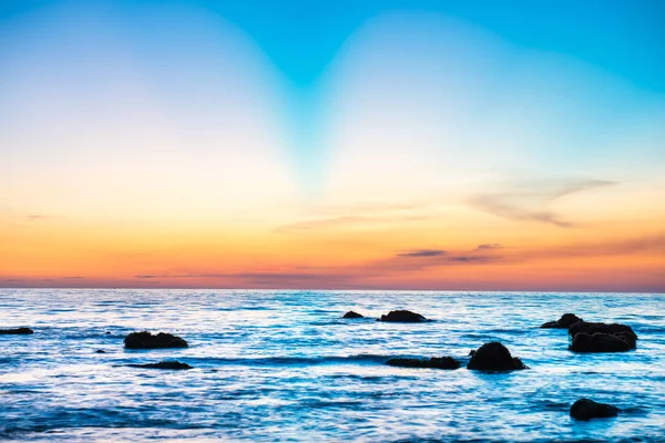 Schöne Bunte Sonnenuntergangslandschaft Mit Sandstrand Goldener Sonne Und Steinen Meeresufer — Stockfoto