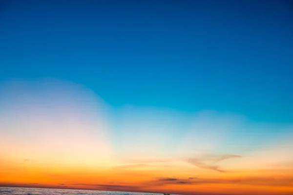 Niebieskie Niebo Dramatyczne Zachód Słońca Złotym Promieniami Światła Słonecznego Może — Zdjęcie stockowe