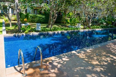 Tropikal tatil lüks otelde güzel bahçe ile Yüzme havuzu